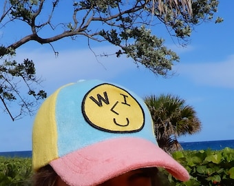 ¡Novedad! Gorra de béisbol WILCO de verano con bloques de color y parche de carita sonriente en amarillo.