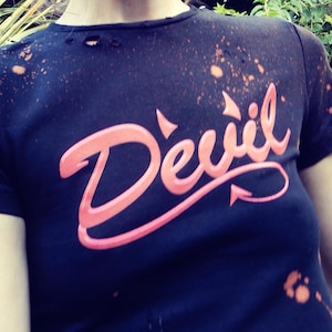 NEU IN! XS Teufel zerstöre Schwarz Pink gebleichten Crop Top Kurzarm T-Shirt