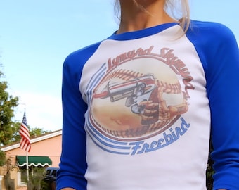 NOVITÀ! T-shirt raglan corta da baseball XSmall bianca blu Lynyrd Skynyrd Free bird con maniche a 3/4