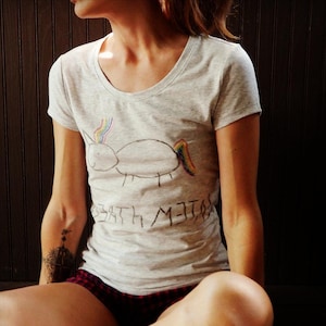 Lustiges hellrosa graues Death Metal multicolor Einhorn, das kleine Teenager-Mädchen petite Frauen Regenbogen Grafik T-Shirt zeichnet