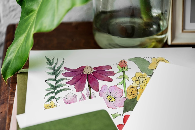 K&ouml;nnte beinhalten: Eine wei&szlig;e rechteckige Karte mit einer Aquarellillustration verschiedener Blumen und Bl&auml;tter, darunter ein gro&szlig;er violetter Sonnenhut, gelbe Bl&uuml;ten, rosa Bl&uuml;tenbl&auml;tter und gr&uuml;ne farnartige Bl&auml;tter, mit einer gepunkteten Linie am oberen Rand.