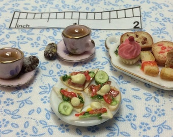 DOLLHOUSE MINI FOOD **FANCY CAKES on TRAY+MUG GEEN TEA COOKIE **COLLECTORS** DOLLHOUSE MINI FOOD **FANCY CAKES on TRAY+MUG GEEN TEA COOKIE **COLLECTORS**