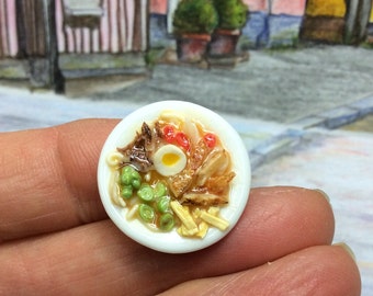 Miniature Grilled Chicken Raman in shallow bowl 1/12th scale. A Tasty addition to your dollhouse or diorama. Individually hand made.