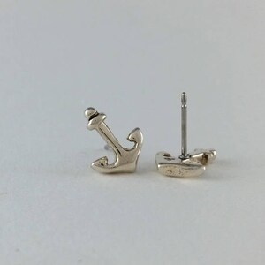 K&ouml;nnte beinhalten: Ein Paar silberne Anker-Ohrstecker. Die Ohrringe sind klein und zart und w&auml;ren ein tolles Geschenk f&uuml;r jemanden, der das Meer liebt.