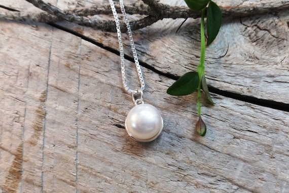 Solitaire 2024 pearl necklace