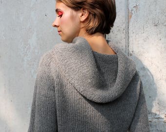 Alpaka-Pullover mit Wasserfallausschnitt. Grobstrick Pullover für Frauen. Grauer Aesthetic Cosy Pullover