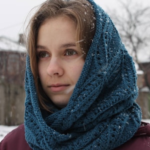 Capuz tricotado à mão; cachecol infinito de lã merino; gola de renda azul-marinho para mulheres