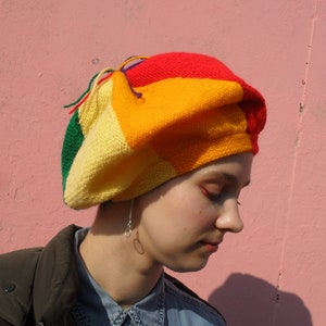 Regenboogbaret met kleurvlakken: handgebreide gay LGBTQ Pride-hoed, veganistisch