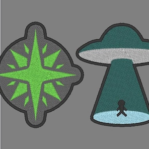 Könnte beinhalten: Gestickte Aufnäher mit einer grünen Windrose und einer teal-farbenen UFO mit einem Lichtstrahl und einer kleinen Figur. Die Aufnäher haben einen grauen Hintergrund und schwarze Ränder. Die Windrose hat ein Sternmuster.