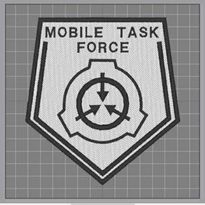 以下が含まれることがあります： スタイリッシュなシンボルと「MOBILE TASK FORCE」というテキストが書かれた、黒と白の刺繍パッチです。