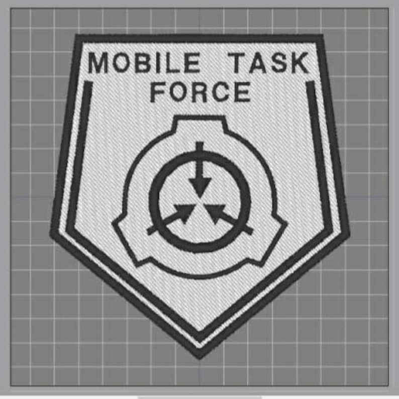 以下が含まれることがあります： スタイリッシュなシンボルと「MOBILE TASK FORCE」というテキストが書かれた、黒と白の刺繍パッチです。
