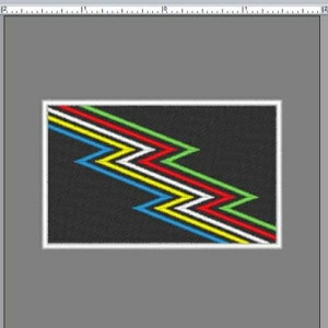 Puede incluir: Un parche rectangular bordado con fondo negro y borde blanco. El diseño presenta cuatro líneas paralelas en zigzag de colores azul, amarillo, blanco y rojo, dispuestas en diagonal. Una regla en la parte superior muestra un ancho de 7,6 cm.