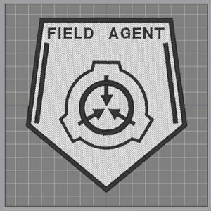 以下が含まれることがあります： 「FIELD AGENT」という文字と、内側に3本の矢印が向かう円形のスタイリッシュなシンボルが刺繍された、白黒の刺繍パッチです。