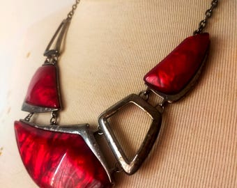 Collana moderna rossa di grande effetto