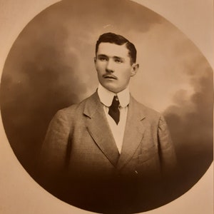 Carte postale vintage jeune homme à la cravate