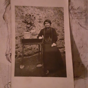 Photo carte postale femme et fleur