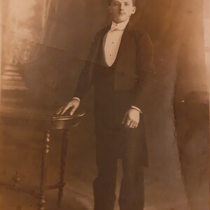 Photo carte postale vintage jeune homme