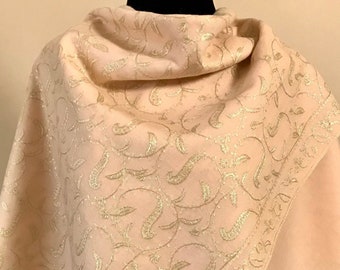 Louis Vuitton Shine Shawl Greige in 2023  Scarf outfit winter, Louis  vuitton scarf, Outfit inspiration fall