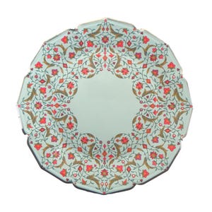 Puede incluir: Un plato de papel redondo de color azul claro con un borde decorativo de diseños florales rojos y verdes.