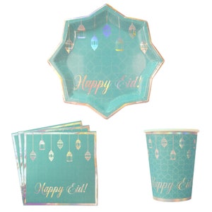 Op de afbeelding: Een set feestbenodigdheden in tealgroen en gouden folie met een geometrisch patroon en lantaarns. De set bevat een stervormig papieren bord, een papieren beker en servetten. De tekst "Happy Eid!" staat op elk item gedrukt.