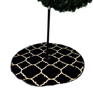 Pu&ograve; includere: Gonna per albero di Natale in velluto nero con un motivo geometrico dorato. La gonna &egrave; rotonda e ha un foro al centro per il supporto dell'albero.