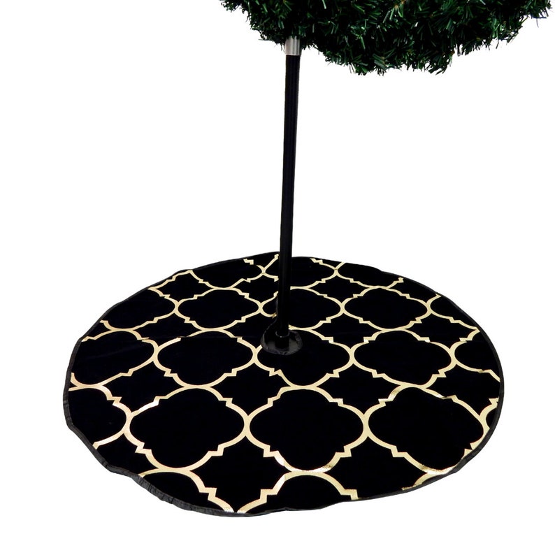 Pu&ograve; includere: Gonna per albero di Natale in velluto nero con un motivo geometrico dorato. La gonna &egrave; rotonda e ha un foro al centro per il supporto dell'albero.