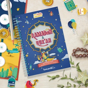 Può includere: Un diario blu a spirale intitolato "Ramadan & Qur'an" con dettagli dorati e illustrazioni. La copertina recita "Ramadan Kids Journal & Activity Book". Adesivi ed elementi decorativi circondano il diario, tra cui stelle, palloncini e un cammello.