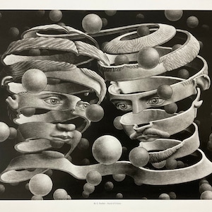 Könnte beinhalten: Schwarzweißes surrealistisches Druckbild von zwei Gesichtern, einem männlichen und einem weiblichen, die miteinander verschlungen sind und von Kugeln umgeben sind. Der Druck ist mit "M.C. Escher - Bond of Union" betitelt.