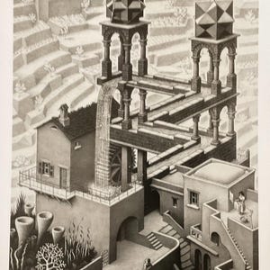 Könnte beinhalten: Ein Schwarzweiß-Lithographiedruck von M.C. Eschers Kunstwerk "Wasserfall". Der Druck zeigt eine komplexe, unmögliche Struktur mit einem Wasserfall, der scheinbar nach oben fließt.