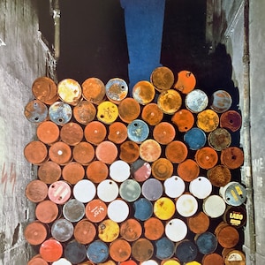 Christo et Jeanne-Claude - Mur de tonneaux de pétrole, Paris, 1961-62 - Lithographie offset 33x25 cm