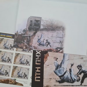 Banksy – Der kleine Judoka siegt über den Riesen – Briefmarken, lithografische Postkarte und Umschlag