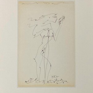 Op de afbeelding: Een originele pen- en inkttekening van een slank figuur in een vloeiende pose. Het kunstwerk heeft delicate lijnen, die beweging en gratie suggereren. Het haar en de kleding van het figuur zijn weergegeven met vloeiende streken, waardoor een gevoel van lichtheid en luchtigheid ontstaat.