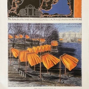 Op de afbeelding: Kunstwerk van het project "The Gates" in Central Park, New York City. De afbeelding toont een kaart van het park met oranje accenten en een tekening van de installatie met oranje stoffen panelen. Tekst bevat projectdetails en afmetingen.