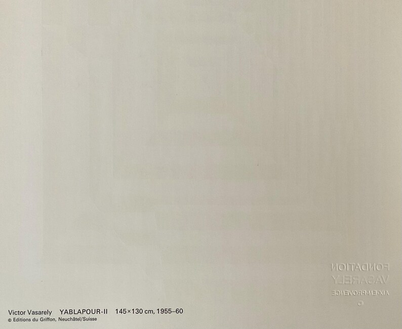 May include: A white poster with black text. The text reads "Victor Vasarely YABLAPOUR-II 145&times;130 cm, 1955-60 Editions du Griffon, Neuchatel/Suisse" and "ИОПТАДИОН YJBRABAV BUENOSGAENIA".