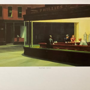 Könnte beinhalten: Ein Gemälde von Edward Hopper mit dem Titel "Nighthawks", das ein Diner in der Nacht mit vier Personen zeigt, die am Tresen sitzen. Das Diner hat ein großes Fenster mit einem Neon-Schild, auf dem "PHILLIES" steht. Der Innenraum des Diners ist von einem hellen gelben Licht beleuchtet. Die Personen sind alle in dunkle Kleidung gekleidet und sitzen in einer Reihe am Tresen. Das Gemälde ist ein klassisches Beispiel für Hoppers Stil, der sich durch seinen Realismus, seine Einsamkeit und sein Gefühl der Isolation auszeichnet.