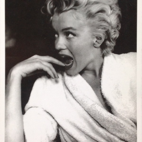 Marilyn Monroe - Historical postcard in black and white, 15x10 cm Hazan Paris 1988 edition