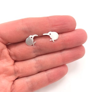 925 sterlingzilver goud Tiny Kiwi Bird Stud Oorbellen Leuke eigenzinnige sieraden Cadeau voor haar Natuur geïnspireerd Nieuw-Zeeland kleine Kiwi Bird oorbellen