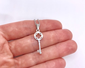 Collar con llave pequeña Collar con la llave de mi corazón Collar con llave pequeña Collar con llave delicada Colgante con llave esqueleto Regalo de dama de honor Candado del amor Plata