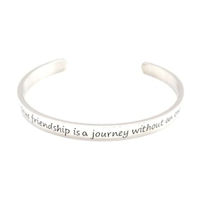 Puede incluir: Pulsera de brazalete de plata con la inscripción "true friendship is a journey without an end".