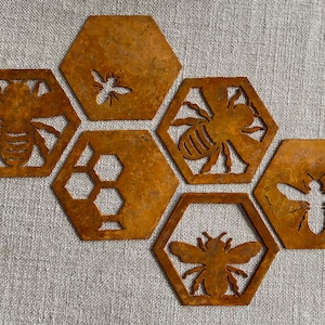 Decoración de jardín con abejas y panales de metal: Arte en acero