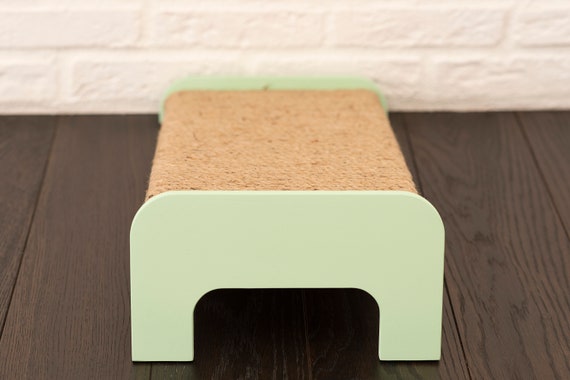 horizontal scratching pad