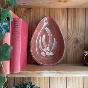 Vintage terracotta schaal met de hand beschilderd studioaardewerk handgegooid rustiek