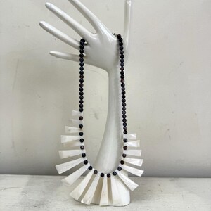 Colar gargantilha vintage statement com madrepérola e contas, estilo boho étnico.