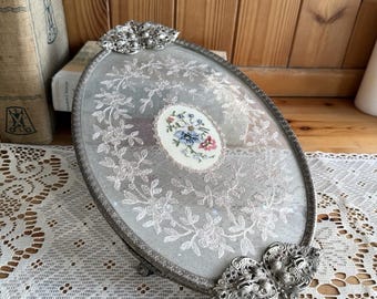 Taca toaletowa Petit Point Filigree z antycznego szkła, ozdobna, owalna, z koronki w odcieniu srebra