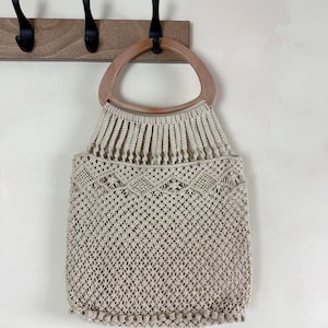 Peut inclure: Ensemble de trois mugs en céramique avec une finition mate et mouchetée. Les tasses sont de couleur crème, gris clair et gris foncé. Chaque mug a un design minimaliste et une anse arrondie.