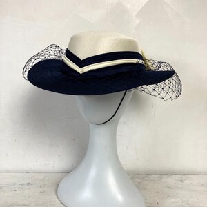 Vintage jaren 1980 marineblauw witte hoge hoed dames satijnen strik bruiloft gelegenheid
