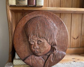 Retrato infantil vintage esculpido à mão em madeira, peça de arte decorativa para parede de galeria.