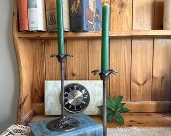 Candelabros de latón vintage, par a juego, con rica pátina y detalles grabados.