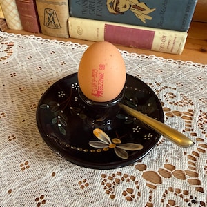 Xícara de ovos e pires vintage da Yeo Art Pottery com estampa de libélula preta, pintada à mão.