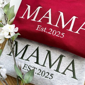 Sudadera de mamá bordada personalizada con el nombre del niño en la manga, sudadera bordada personalizada para mamá, regalo del Día de la Madre para mamá
